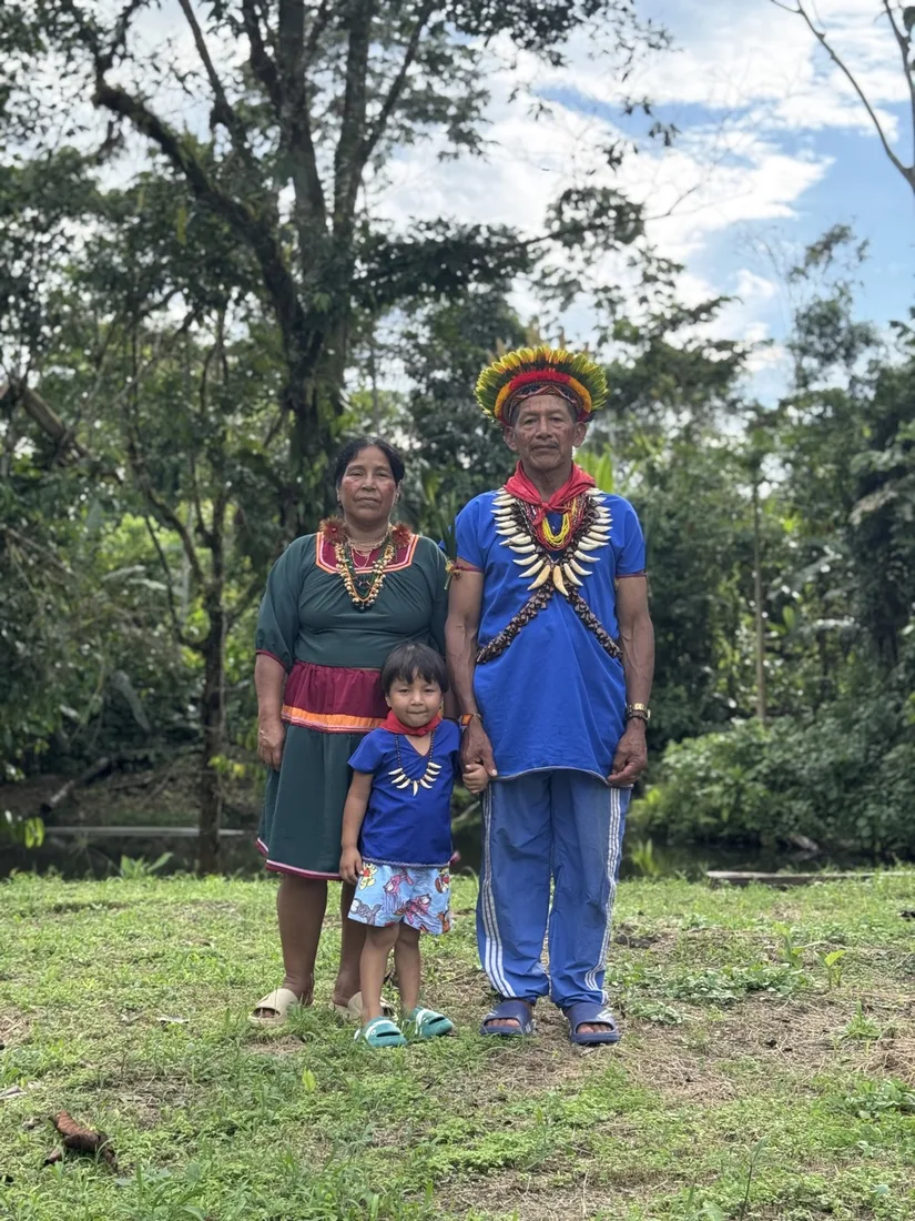 Familia del pueblo Ai Cofan en su comunidad, en los resguardos del Putumayo