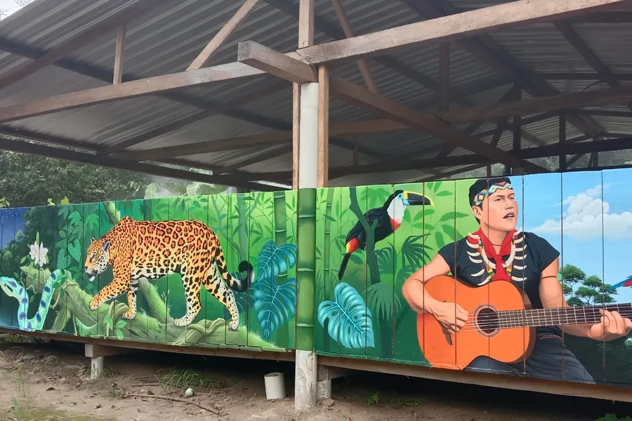 Camino de tierra junto a un río ancho en la selva del Putumayo
